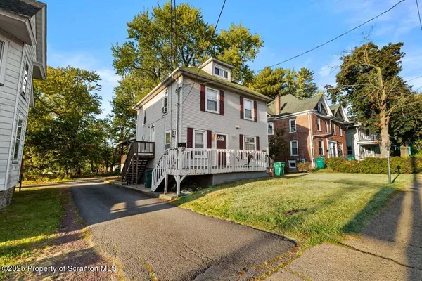 120 Ridgeway ST, East Stroudsburg, PA 18301