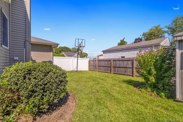 9 Anson LN, West Sayville, NY 11796