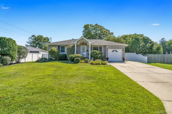 9 Anson LN, West Sayville, NY 11796