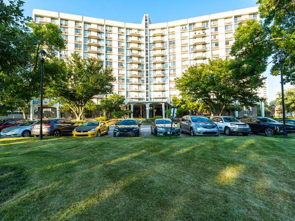 20 N Tower RD #8G, Oak Brook, IL 60523