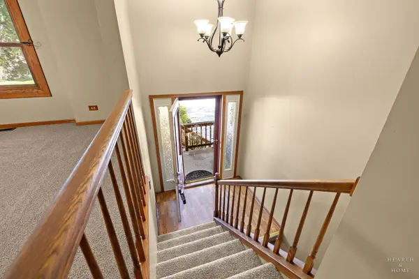 558 Barbary LN, Woodstock, IL 60098