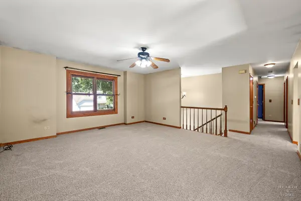 558 Barbary LN, Woodstock, IL 60098