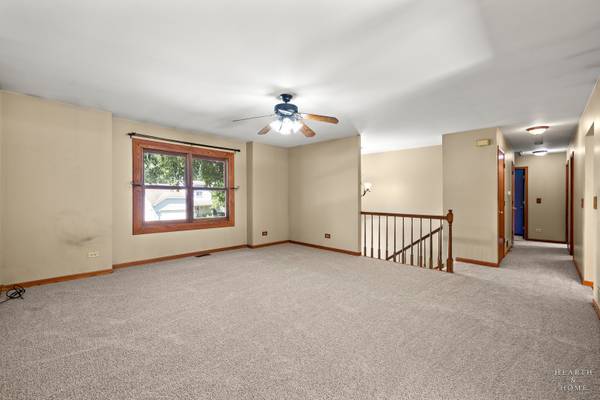 558 Barbary LN, Woodstock, IL 60098