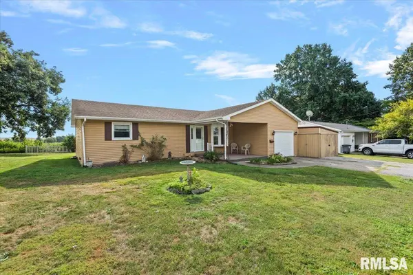 402 S Curtiss ST, Waverly, IL 62692