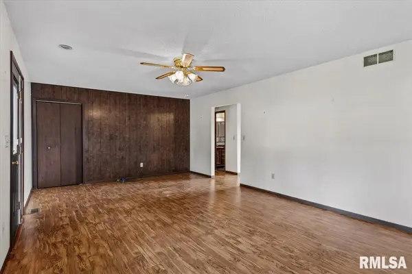 402 S Curtiss ST, Waverly, IL 62692