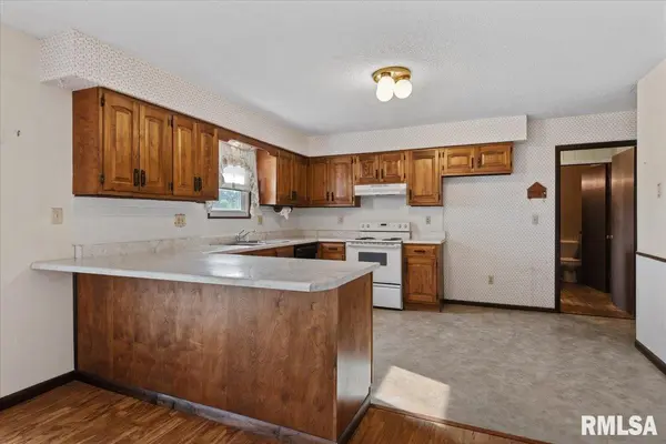 402 S Curtiss ST, Waverly, IL 62692