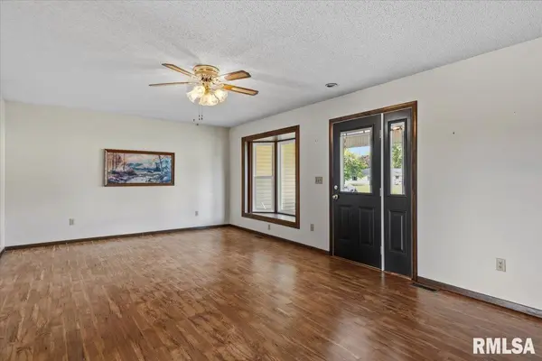 402 S Curtiss ST, Waverly, IL 62692