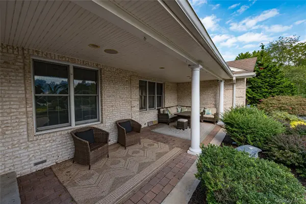9 Elderwood DR, Saint James, NY 11780