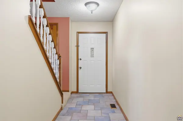 2611 SW Golf View DR, Topeka, KS 66614
