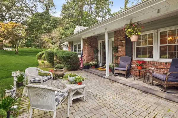 2 Sandpiper LN, Northport, NY 11768