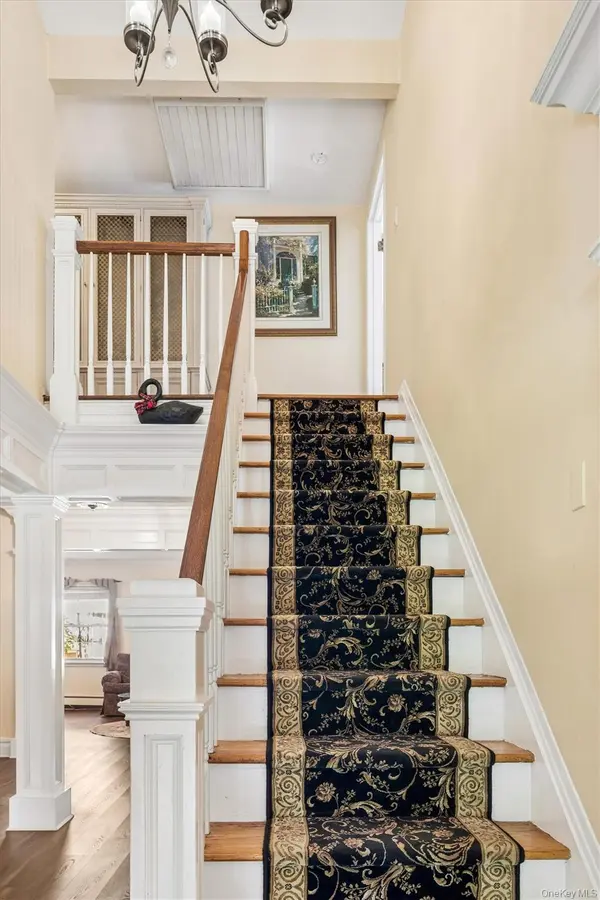 2 Sandpiper LN, Northport, NY 11768