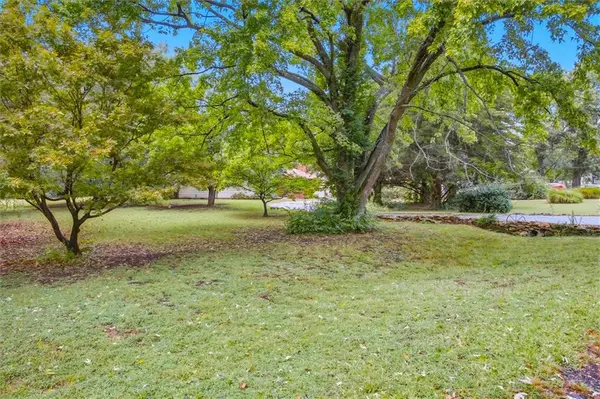 1411 Wagon Wheel RD, Lawrence, KS 66049