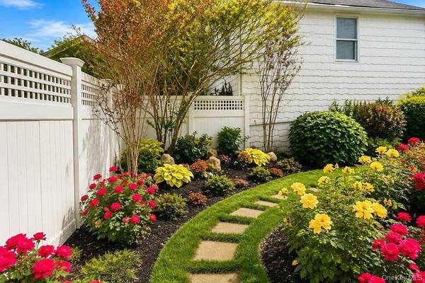 4 Smull LN, Port Washington, NY 11050