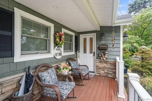 4 Smull LN, Port Washington, NY 11050