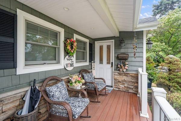 4 Smull LN, Port Washington, NY 11050