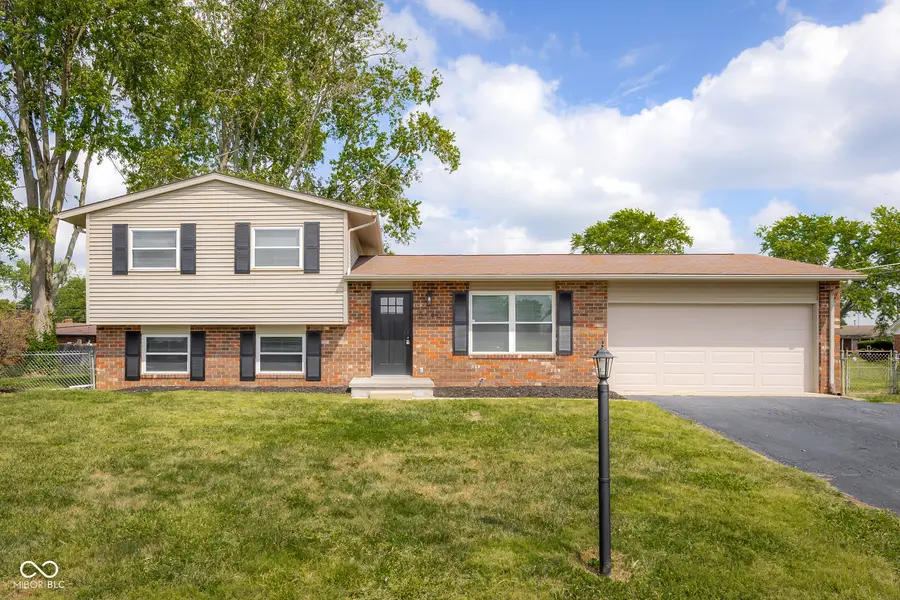 5140 Flintwood CT, Columbus, IN 47203