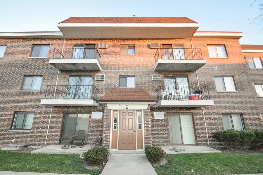 962 N Rohlwing RD #201A, Addison, IL 60101