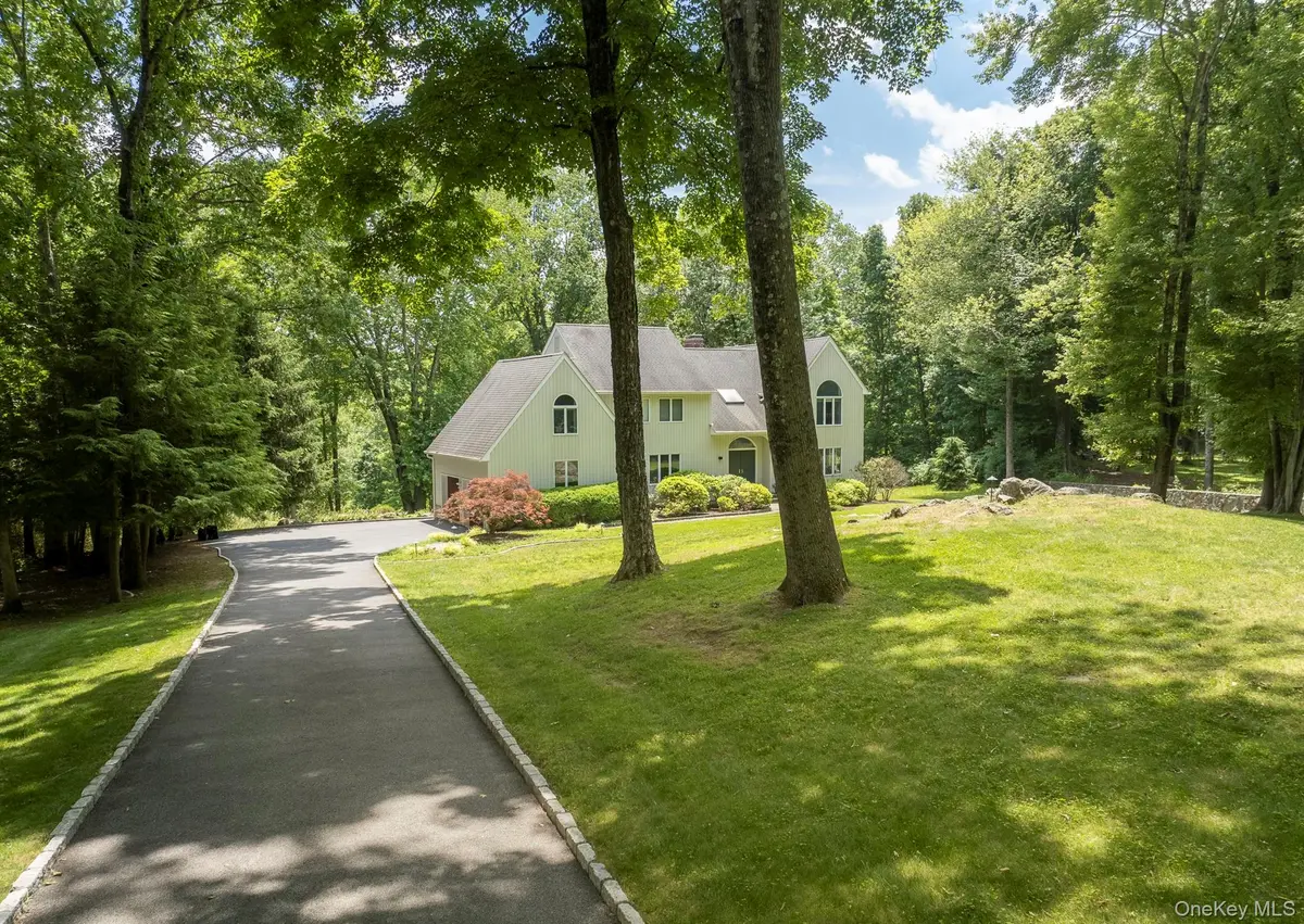 12 Hilltop RD, Waccabuc, NY 10597