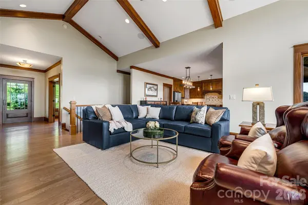 320 Summerset DR, Hendersonville, NC 28792