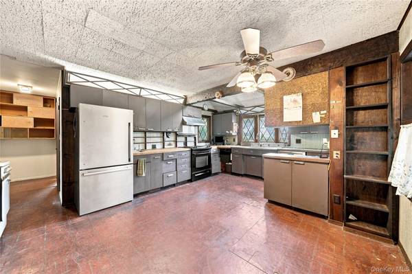 75 Weaving LN, Wantagh, NY 11793