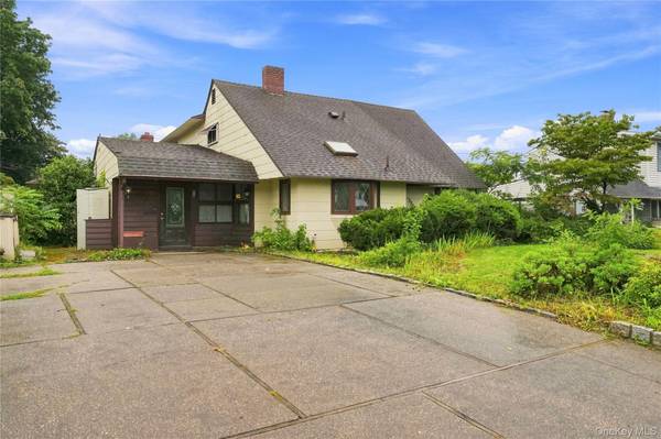 75 Weaving LN, Wantagh, NY 11793