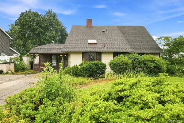 75 Weaving LN, Wantagh, NY 11793