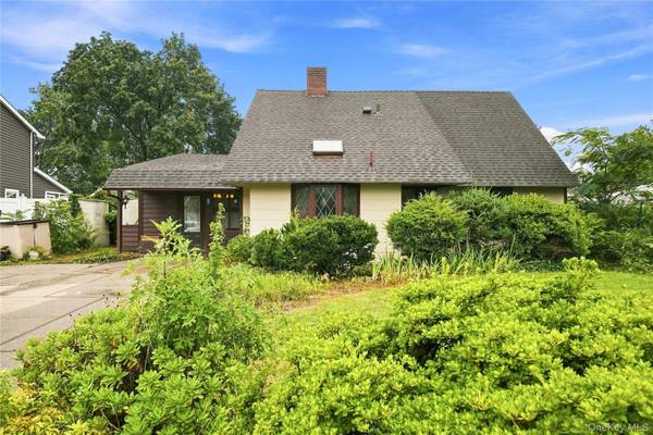 75 Weaving LN, Wantagh, NY 11793