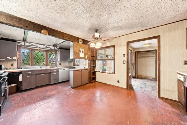 75 Weaving LN, Wantagh, NY 11793