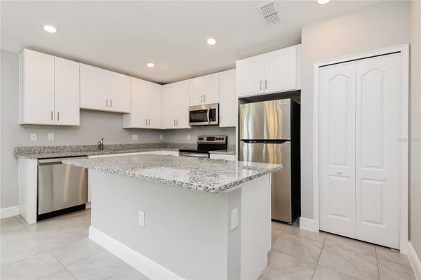 522 BRISTOL CIR, Kissimmee, FL 34758
