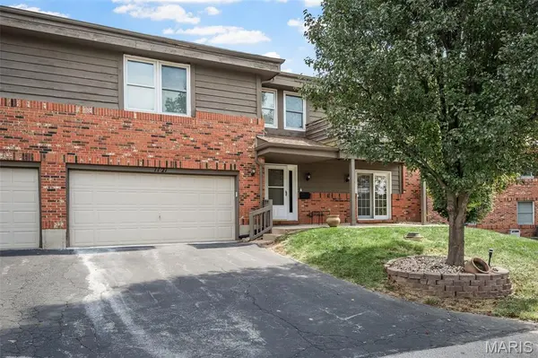 1121 Claytonbrook CT, Ballwin, MO 63011
