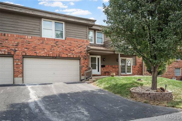 1121 Claytonbrook CT, Ballwin, MO 63011