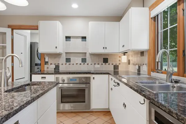 11 Old Timber LN, Palos Park, IL 60464