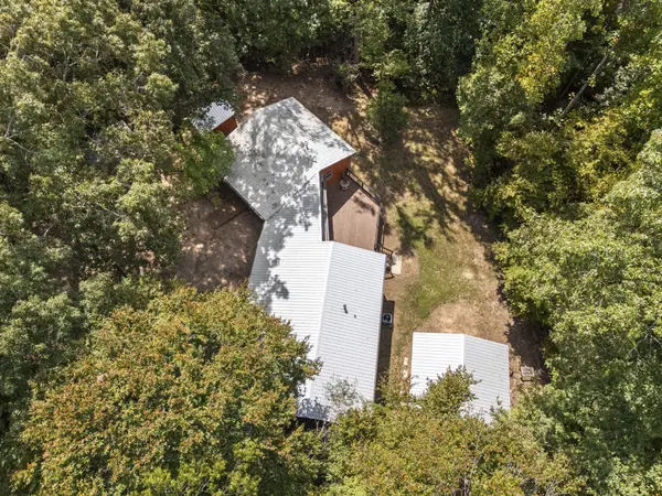 1035 Riverview Rd, Centerville, TN 37033