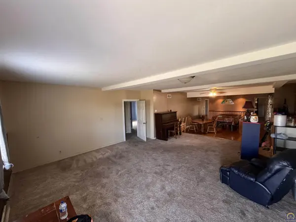 621 SW 85th St, Wakarusa, KS 66546