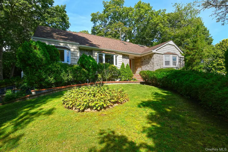 4 Village Hill DR, Dix Hills, NY 11746