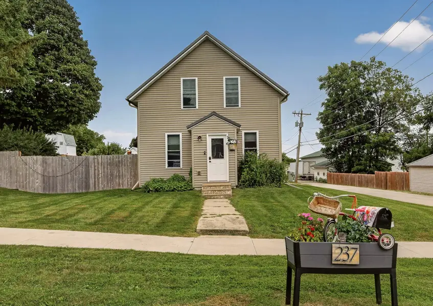 237 W 14th ST, Saint Charles, MN 55972