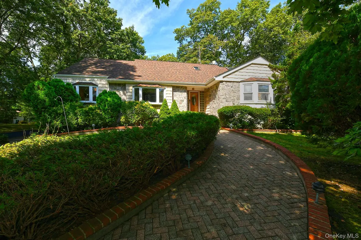 4 Village Hill DR, Dix Hills, NY 11746