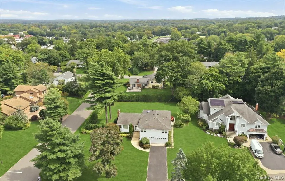3 Maplewood LN, East Hills, NY 11576