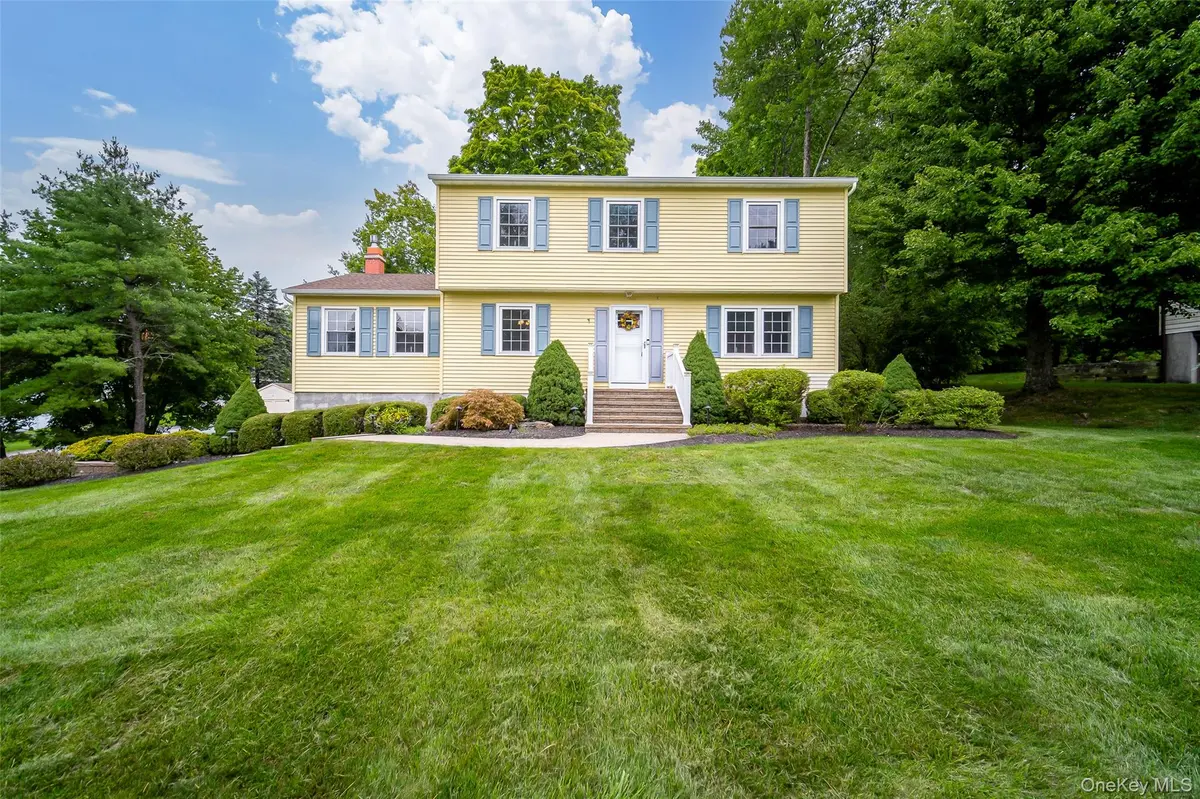 1 Tanglewood LN, Poughkeepsie, NY 12603