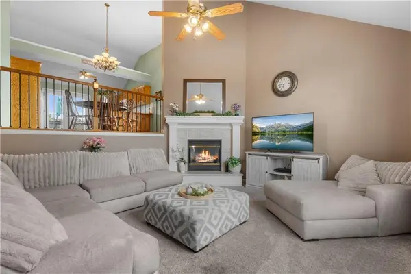 4413 SW Hillside DR, Lee's Summit, MO 64082