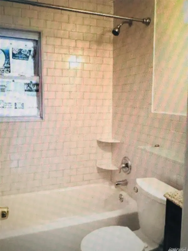 22 Gordon AVE, Westbury, NY 11590