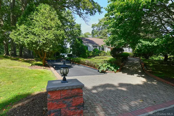 4 Village Hill DR, Dix Hills, NY 11746