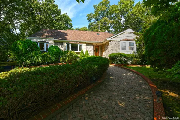 4 Village Hill DR, Dix Hills, NY 11746
