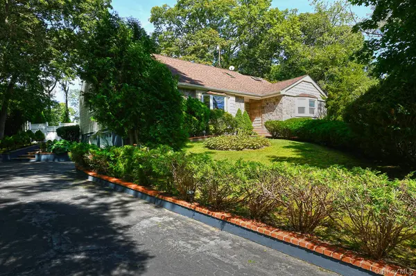 4 Village Hill DR, Dix Hills, NY 11746