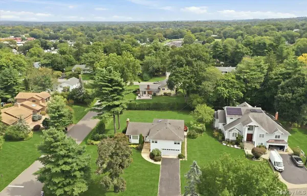 3 Maplewood LN, East Hills, NY 11576