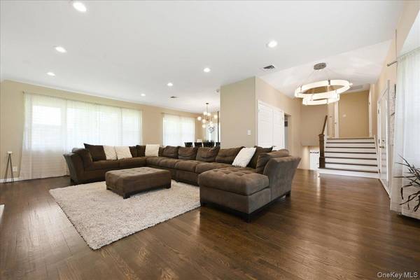 3 Maplewood LN, East Hills, NY 11576