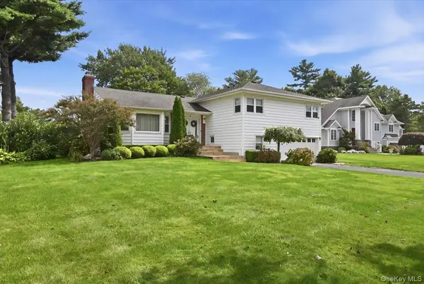 3 Maplewood LN, East Hills, NY 11576