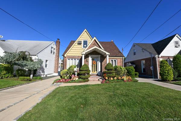 233 Cleveland ST, Franklin Square, NY 11010