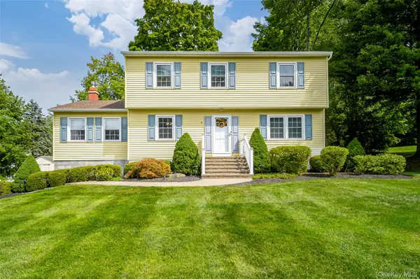 1 Tanglewood LN, Poughkeepsie, NY 12603