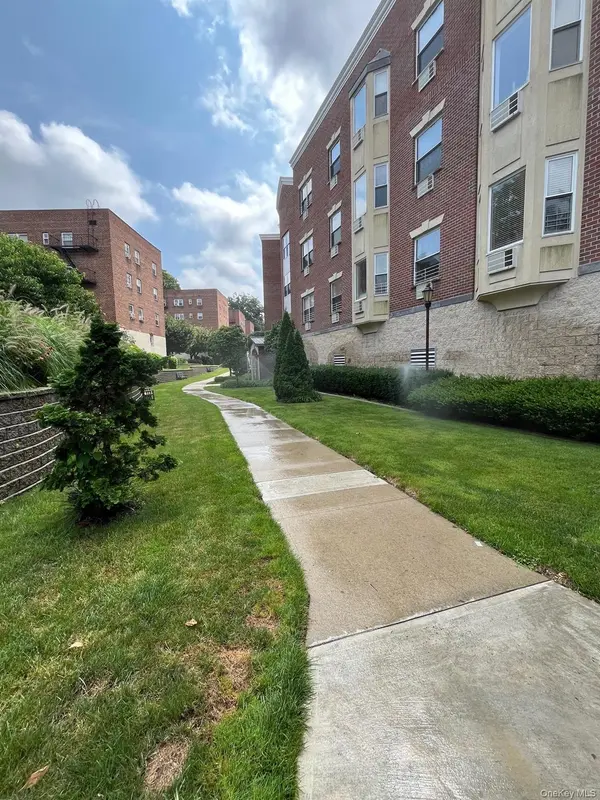 38 Knightsbridge RD #2B, Great Neck, NY 11021